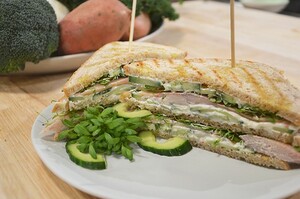 Sandwich met komkommersalade en gerookte forel