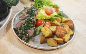 Gegrilde biefstuk met kruidensalsa en aardappeltjes uit de oven
