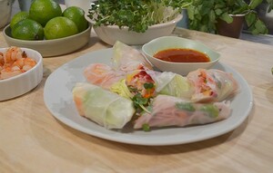 Rijstvelrolletjes met garnalen, mango, kip en biet