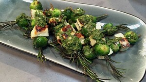 Rozemarijnspiesjes met spruiten en halloumi