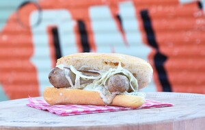 Broodje worst met ingelegde venkel en peterselie-kervelmayonaise
