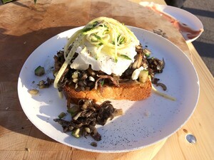 Briochetoast met paddenstoelen, geitenkaas en courgette
