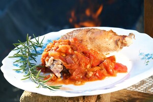 Gepekelde en geroosterde Bresse-kip met piperade