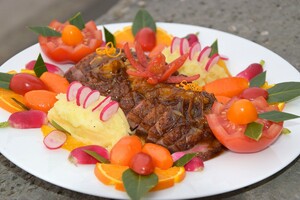 Eendenborst met sinaasappelsaus, aardappelpuree en worteltjes