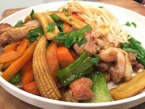 Kipwokschotel met udon noodles