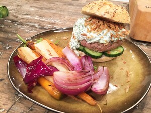 Runderburger met gegrilde groente