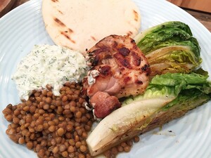 Kippendijen met gegrilde little gem