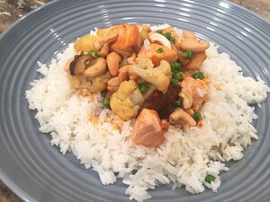 Zalmcurrywok met shiitakes