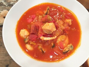 Spaanse vissoep met knoflookbrood