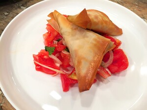 Spinazieflapjes met tomatensalade