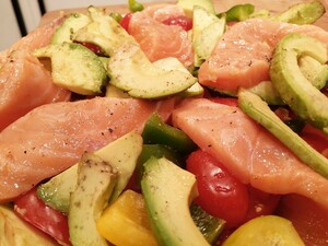 Pizzabrood met zalm en humus