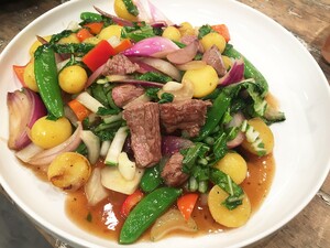 Pepersteakwok met zwarte pepersaus