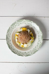 Balkan gehaktbal met wortel, crème fraîche en spekreepjes