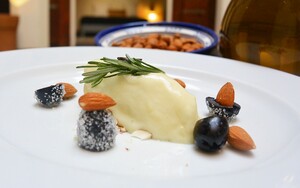 Olijfolie-ijs met gesuikerde olijven