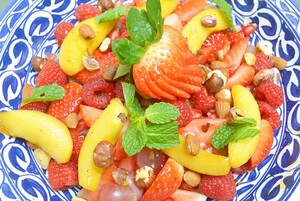 Gekarameliseerde saffraan-appels met fruitsalade