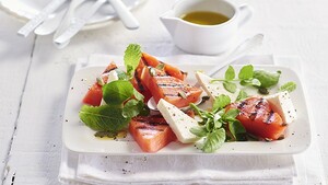 Gegrilde watermeloen salade met feta en waterkers