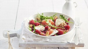 Zomerse salade met grapefruit, frambozen, geitenkaas en walnoten