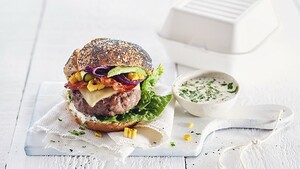 Zomerse hamburgers met avocado, chorizo en oude kaas