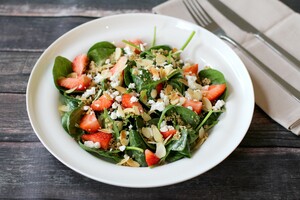 Salade met geitenkaas, spinazie, quinoa en aardbeien