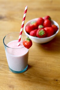 Powersmoothie met aardbeien, sinaasappel en yoghurt