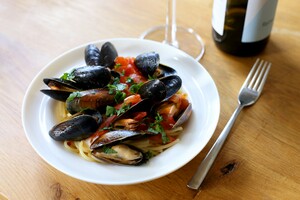 Pasta met mosselen met tomaat, knoflook, peterselie en citroen