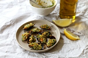 Gegratineerde mosselen met knoflook en peterselie