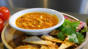 Mexicaanse chipssoep (tomatensoep met kip en tortilla)