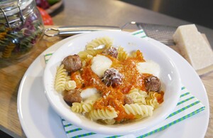 Pasta surprise (pasta met gehaktballetjes en mozzarella)
