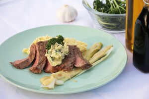 Entrecote met kruidenboter, geroosterde prei en polenta