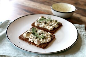 Smörrebröd met haringsalade