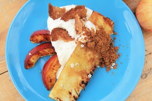 Gegrilde ananas en nectarine met vlierbloesemcrème
