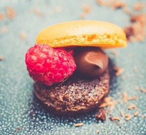 Chocoladebiscuit met chocoladecrème, macarons en frambozen