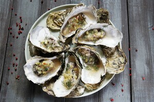 Gepocheerde oesters met gekonfijte citroen
