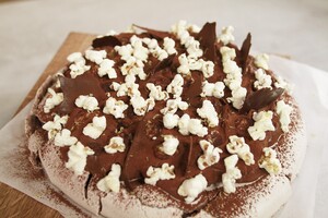 Pavlova met whiskey-chocolademousse en popcorn