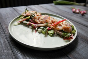 Tataki van bonito met tuinbonen en bosui