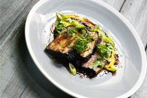 Buikspek met geglaceerde worteltjes en wortelpuree