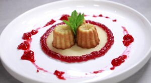 Canelé met kaneelsiroop, aalbessencompote en rodewijngelei