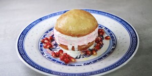 Gestoomde bau gevuld met granaatappelparfait