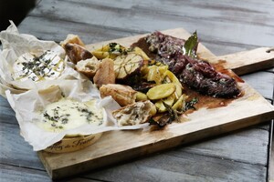 Onglet met rode wijn jus en blauwe kaas