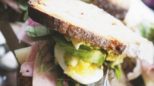 Sandwich met humus van rode linzen