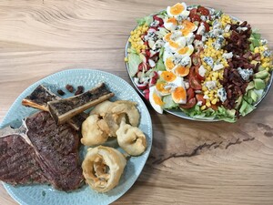 T-bone steak met merg en onionrings
