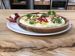 Flatbread met hummus en granaatappel