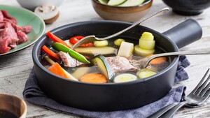 Aziatische vleesfondue met dungesneden biefstuk en knapperige groenten