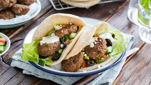 Gyrosbroodjes met frisse salade, yoghurtdressing en feta