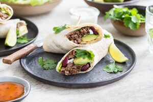 Pulled beef wraps met avocado, koriander en zure room  