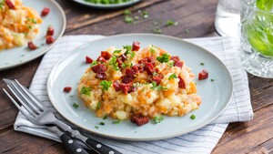 Spaanse hutspot met chorizo, paprikapoeder en peterselie