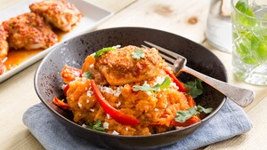 Zoete-aardappelstamppot met feta, koriander en piripiri kip