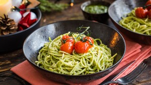 Kerstpasta met hollandse pesto en semi-zongedroogde tomaten