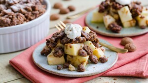 Left-over applecrumble (met restjes pepernoten, kruidnoten, speculaas etc)