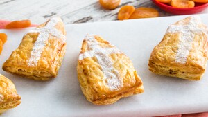 Mijterpasteitjes met kip, abrikozen en speculaaskruiden
